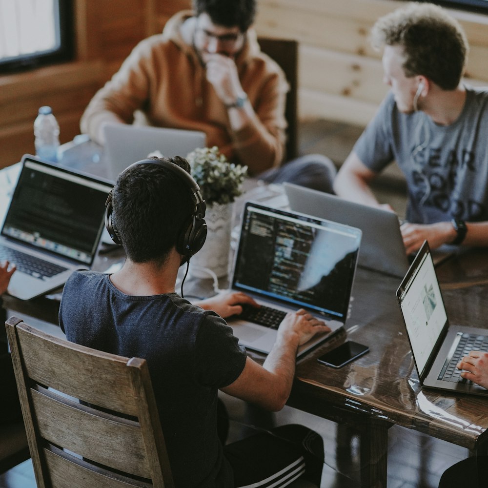 Equipo de diseñadores y desarrolladores